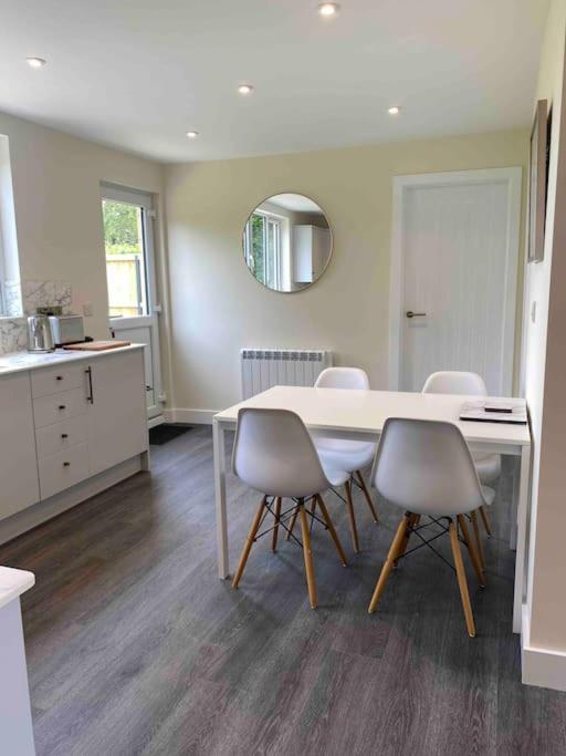 Larks Leaze Lodge, Steeple Ashton, Wiltshire Троубридж Екстериор снимка