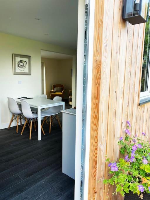 Larks Leaze Lodge, Steeple Ashton, Wiltshire Троубридж Екстериор снимка